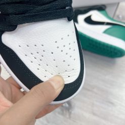 http-chuyengiaysneaker-com-Giay-Nike-Air-Jordan-1-Low-White-Black-Mystic-Green-rep-11 (5)