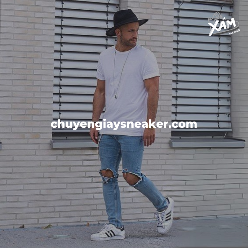 Cách phối đồ với giày adidas nam cùng quần jean và áo thun