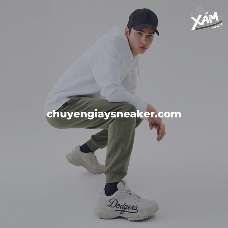 Mix đồ với giày MLB nam cùng áo sơ mi