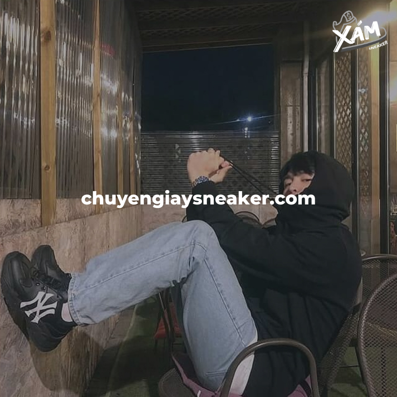 Mix quần jeans cùng giày MLB